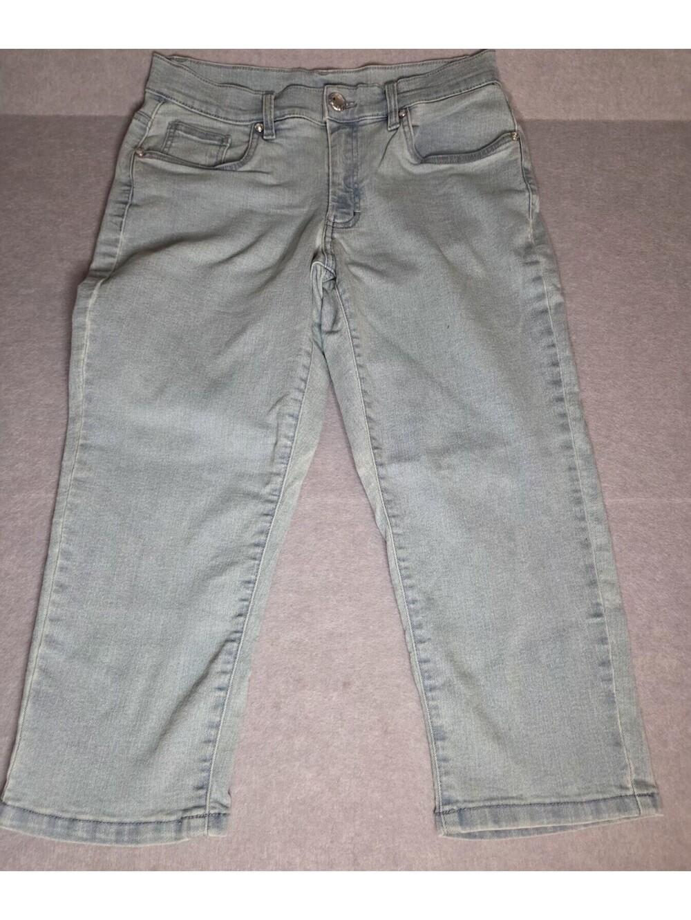 VENUS Womens Capri Light Washed Sz 8 Jeans With Mirrored Buttons NWOT